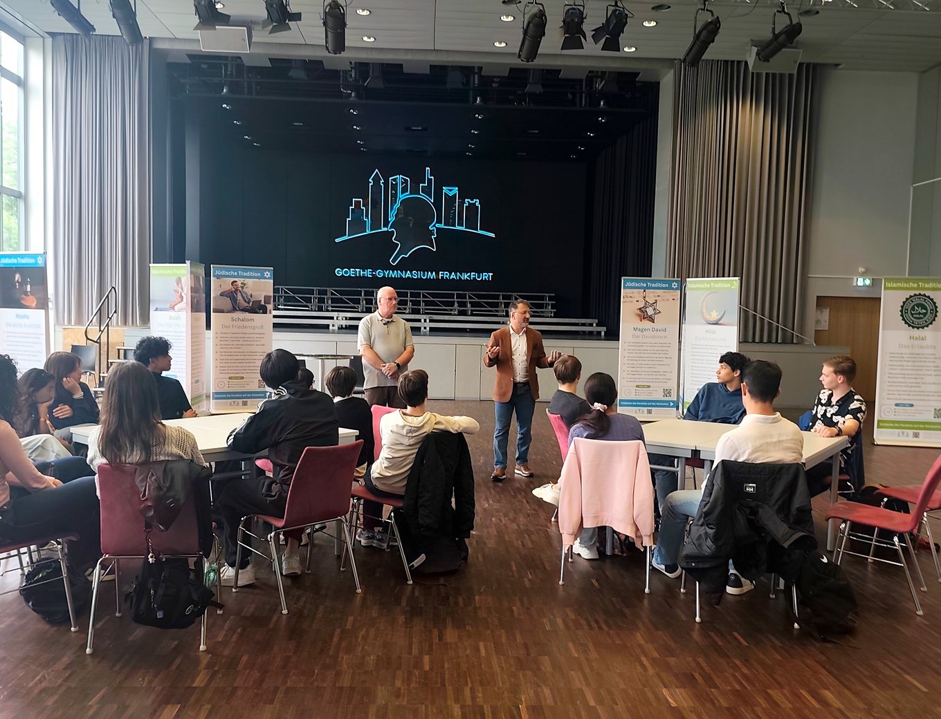 Wanderausstellung Dialograum in der Aula des Goethe-Gymnasiums Frankfurt