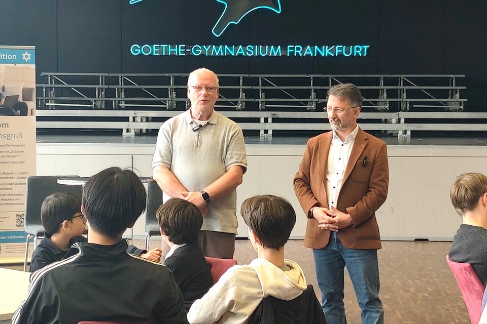 Führung durch die Ausstellung vor der Schülergruppe