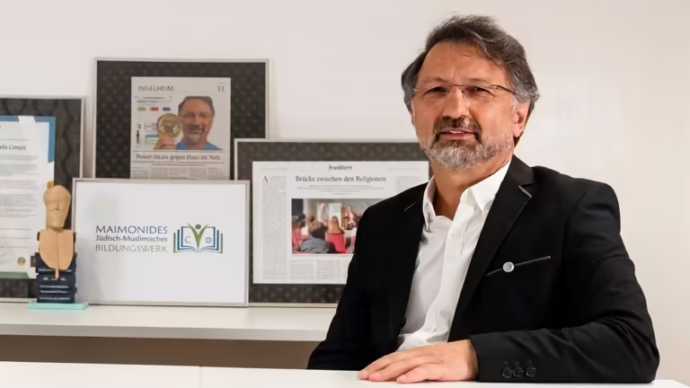 Geschäftsführer Mustafa Cimşit sitzend am Tisch