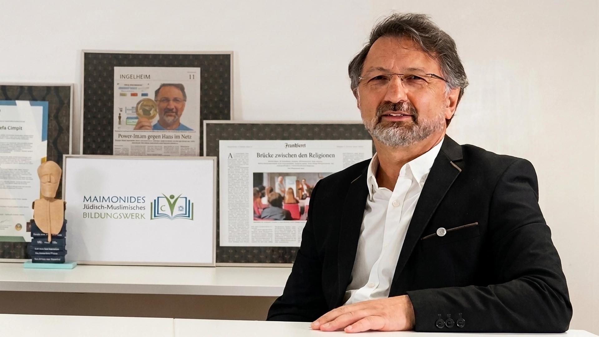 Geschäftsführer Mustafa Cimşit sitzend am Tisch