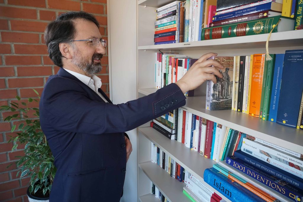 Mustafa Cimşit Bücherregal