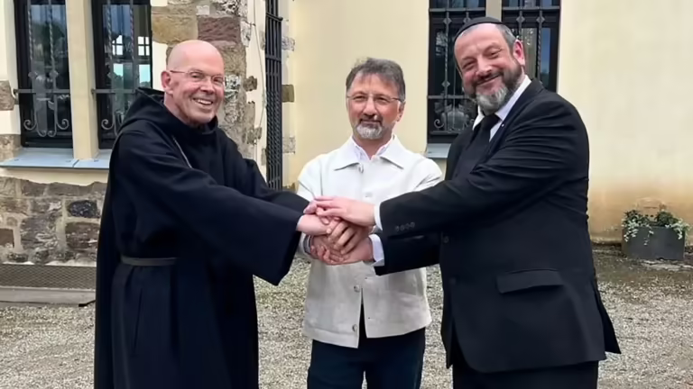Mustafa Cimşit erhält Martin-Buber-Plakette von zwei Personen