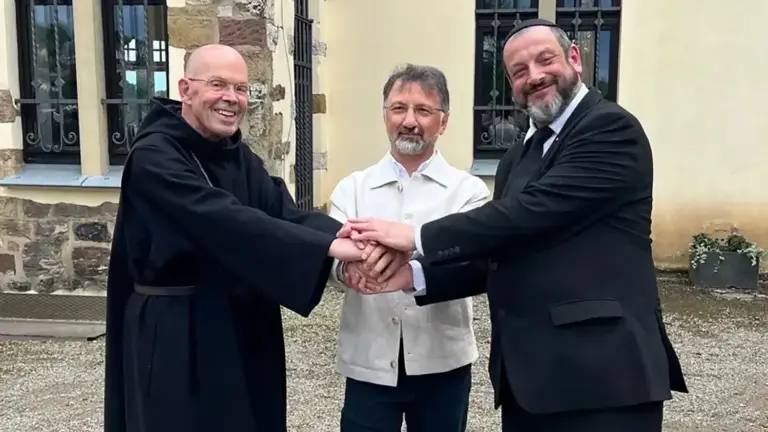 Mustafa Cimşit erhält Martin-Buber-Plakette von zwei Personen