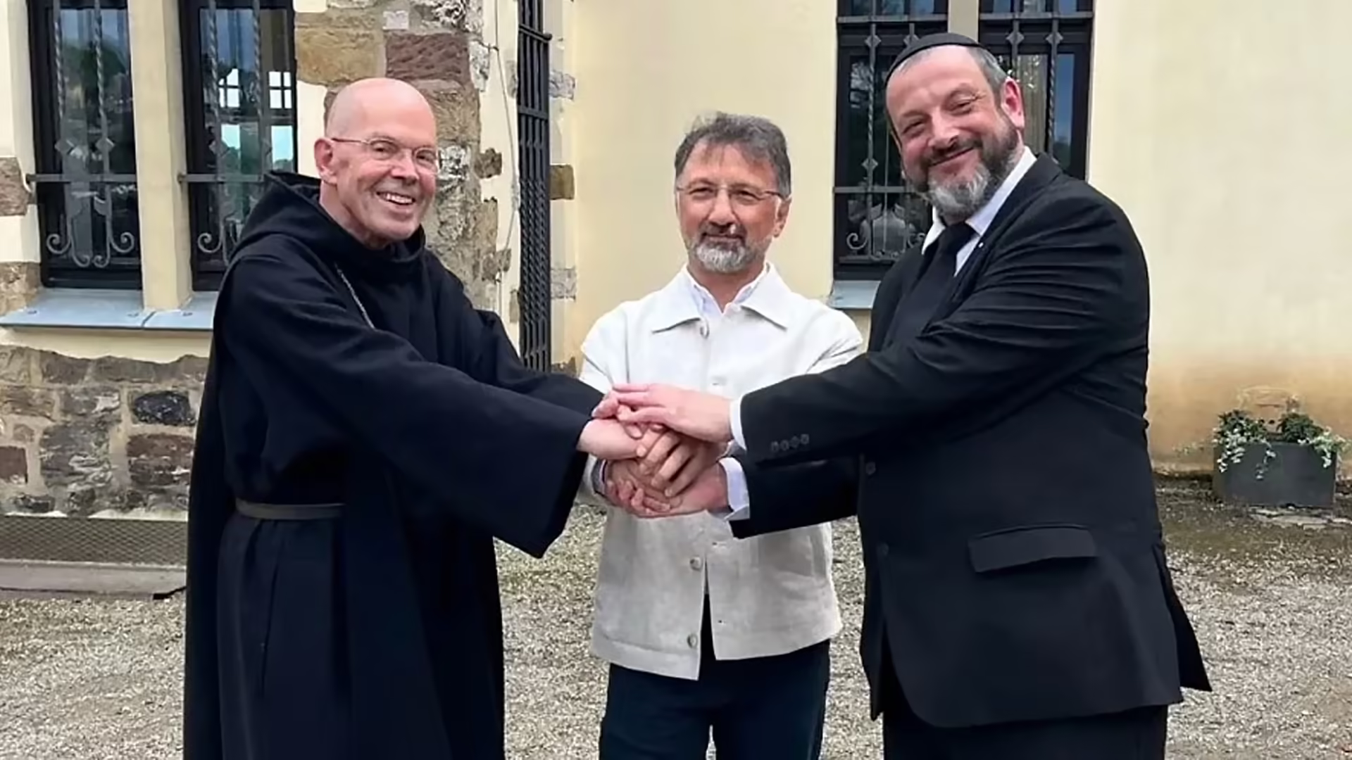 Mustafa Cimşit erhält Martin-Buber-Plakette von zwei Personen