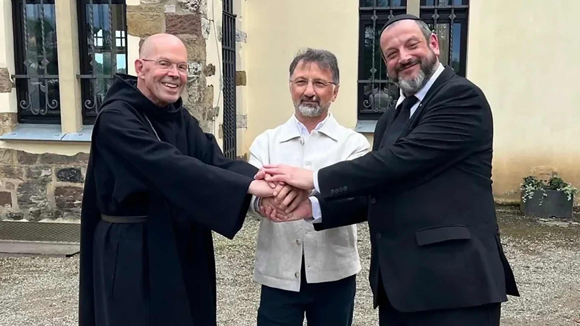 Mustafa Cimşit erhält Martin-Buber-Plakette von zwei Personen