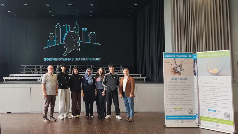 Aula des Goethe Gymnasiums Frankfurt mit Maimonides Team und Schülern für die Wanderausstellung