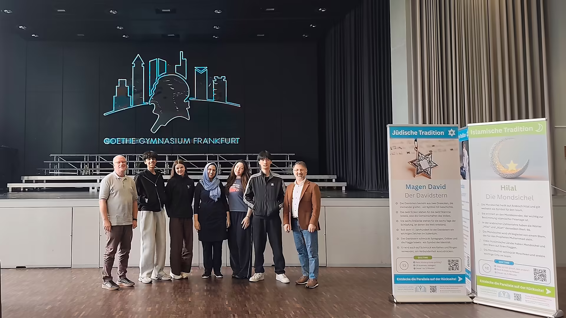 Aula des Goethe Gymnasiums Frankfurt mit Maimonides Team und Schülern für die Wanderausstellung