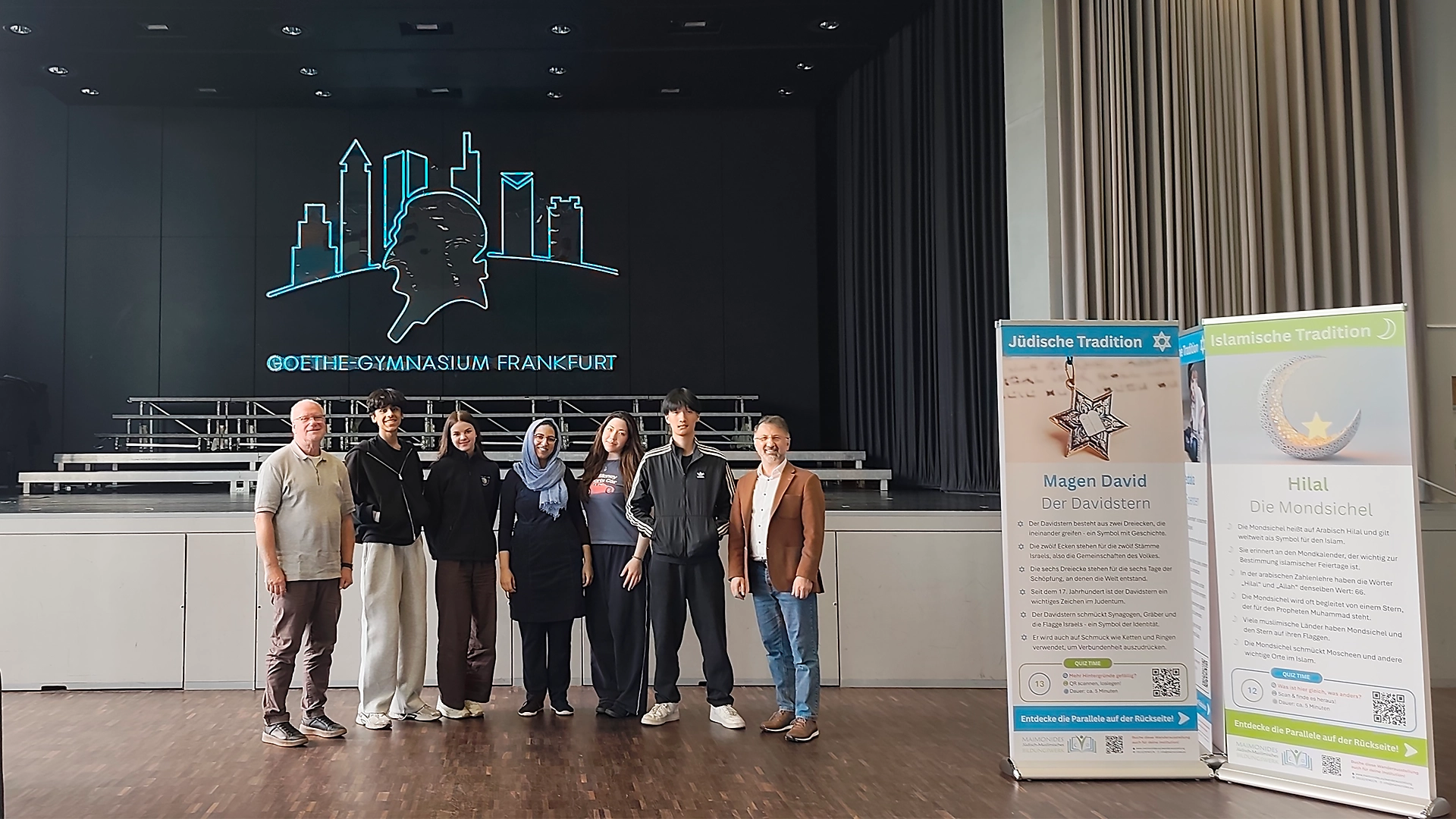 Aula des Goethe Gymnasiums Frankfurt mit Maimonides Team und Schülern für die Wanderausstellung