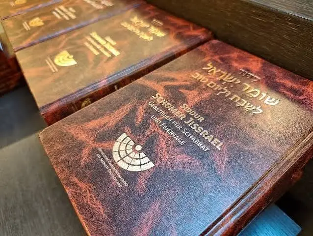 Gestapelte Siddurim, jüdische Gebetbücher für Schabbat und Feiertage