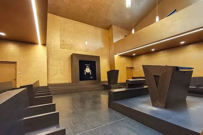 Innenraum der Neuen Synagoge Mainz mit Toraschrein und Bima