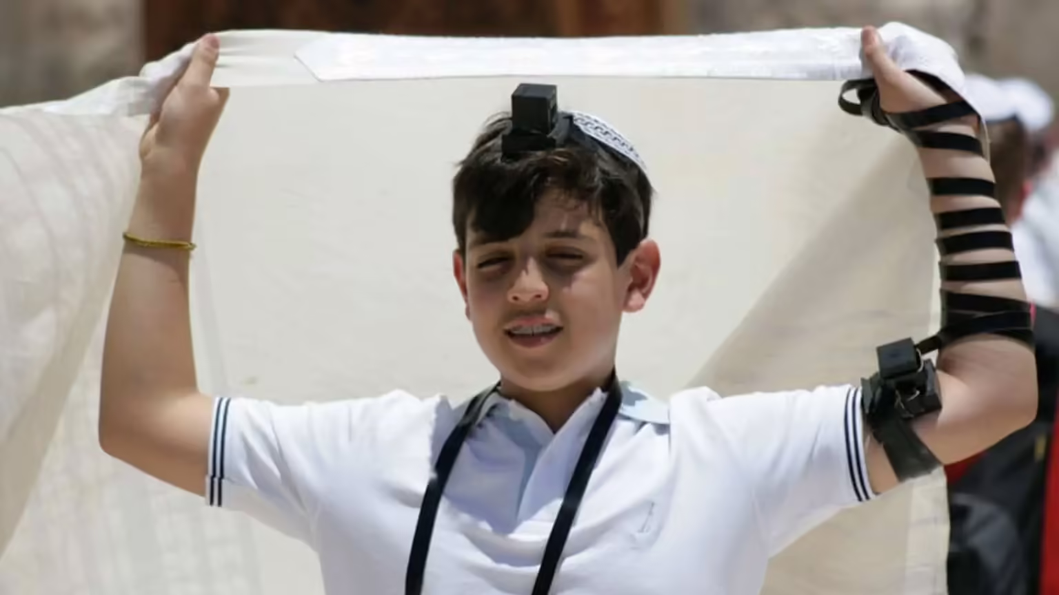 Jüdisches Gebet: Junge mit Gebetsschal und Tefillin