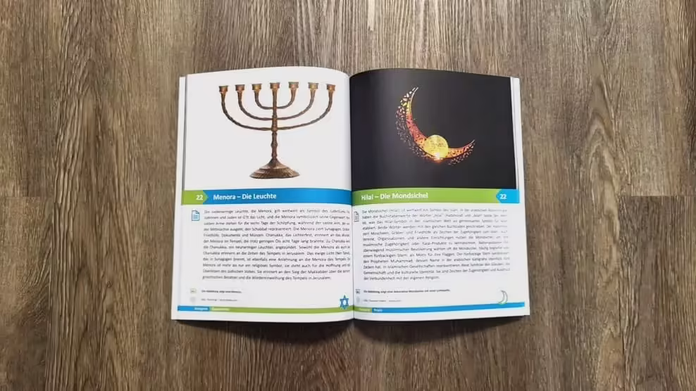Aufgeschlagenes Arbeitsbuch mit Menora und Hilal auf einer Doppelseite