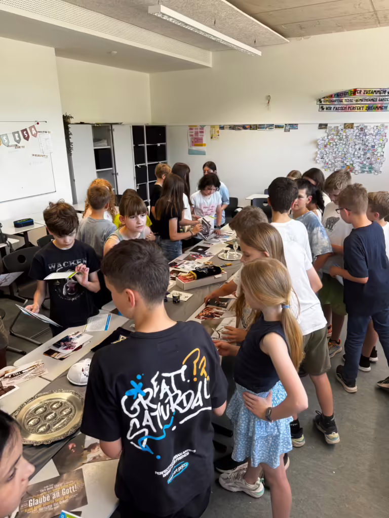 Eine Klasse der Unterstufe entdeckt die ausgelegten Bildimpulse im Klassenraum
