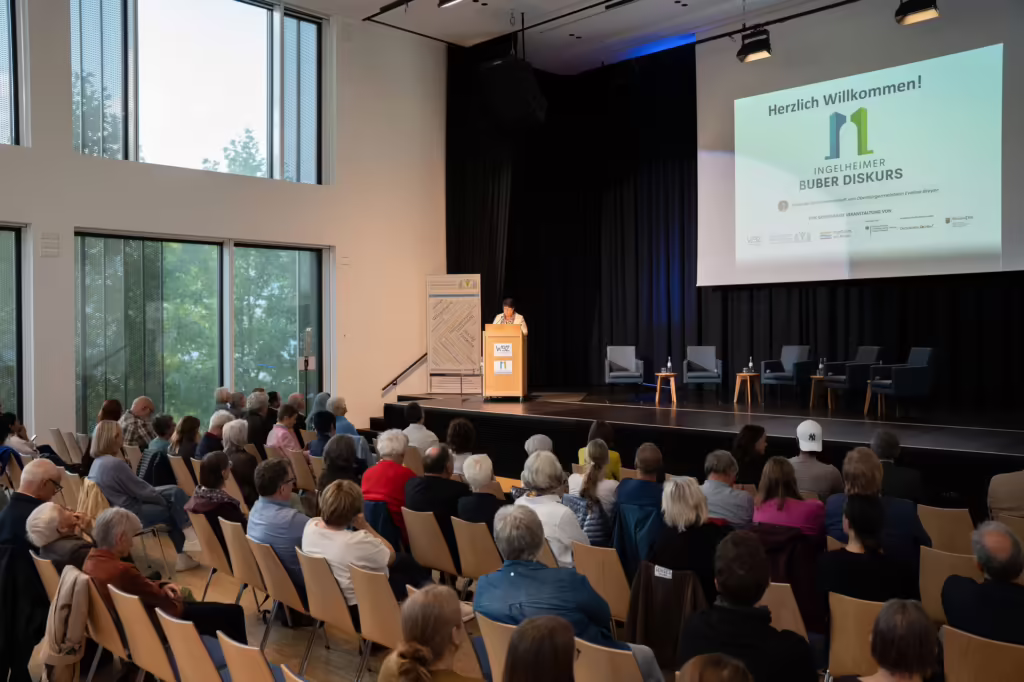 Blick in den Saal des WBZ Ingelheim mit der Begrüßungsfolie zum Ingelheimer Buber Diskurs