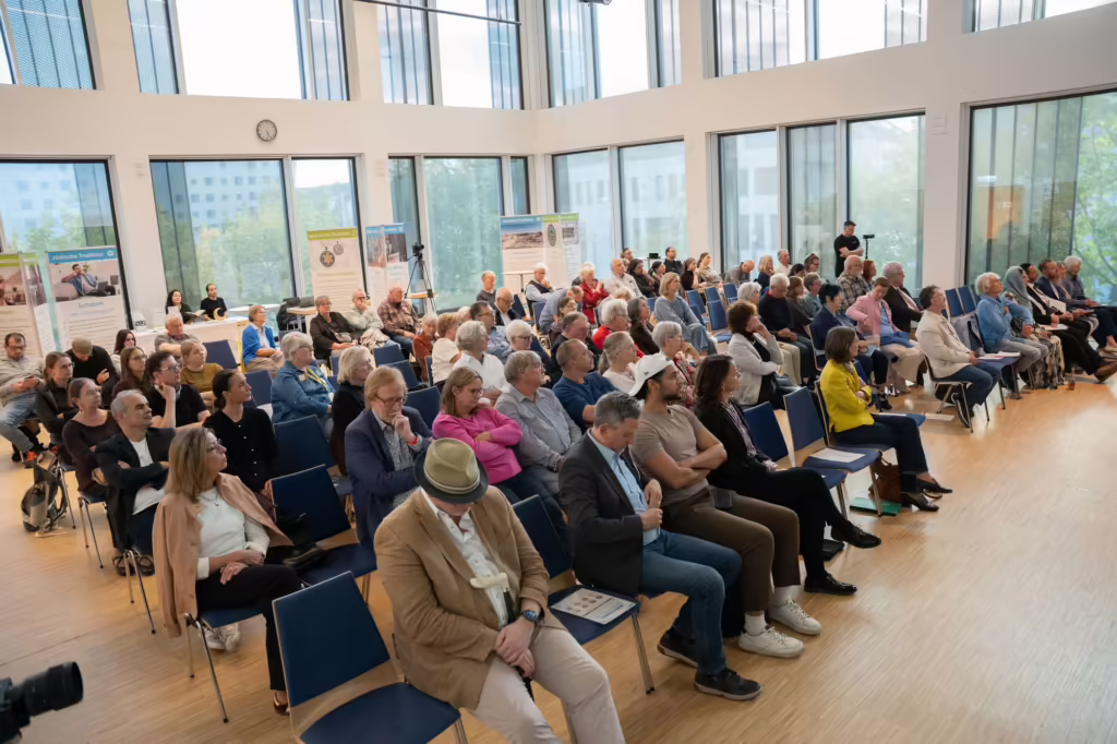 Zahlreiche Gäste im Saal des WBZ Ingelheim beim Ingelheimer Buber Diskurs