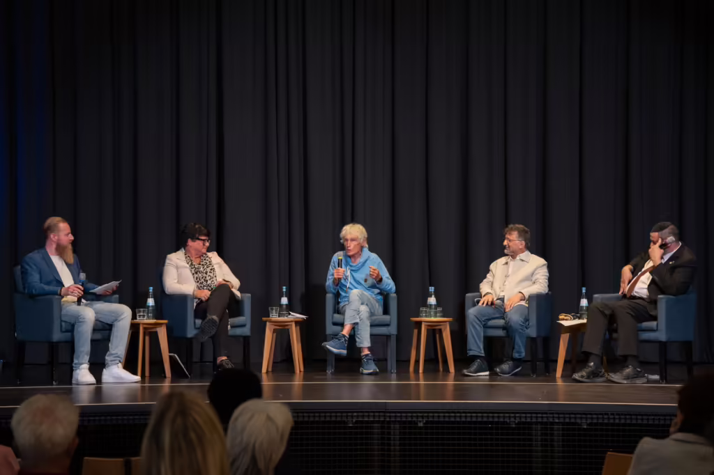 Das Panel des Ingelheimer Buber Diskurses auf der Bühne im WBZ Ingelheim