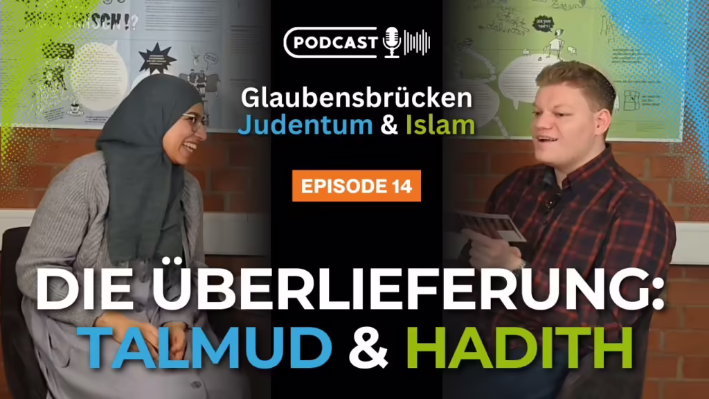 Podcast Glaubensbrücken Judentum und Islam, Episode 14: Die Überlieferung, Talmud und Hadith. Eine Frau mit Kopftuch und Brille und ein junger Mann mit Moderationskarten sitzen sich lachend im Gespräch gegenüber.